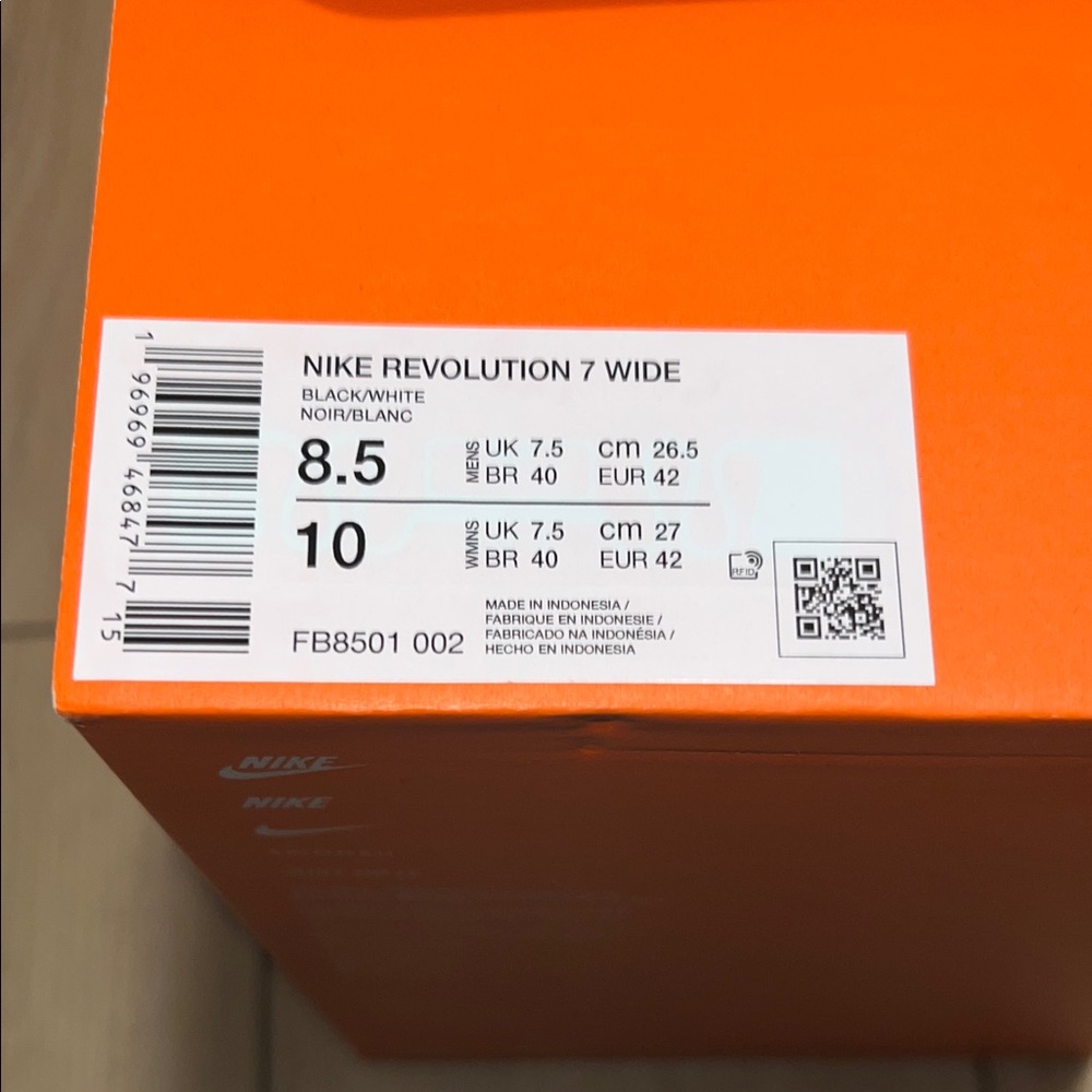 NWT - Nike Revolution 8.5 Wide Black and White Running Shoes - Picture 2 of 12